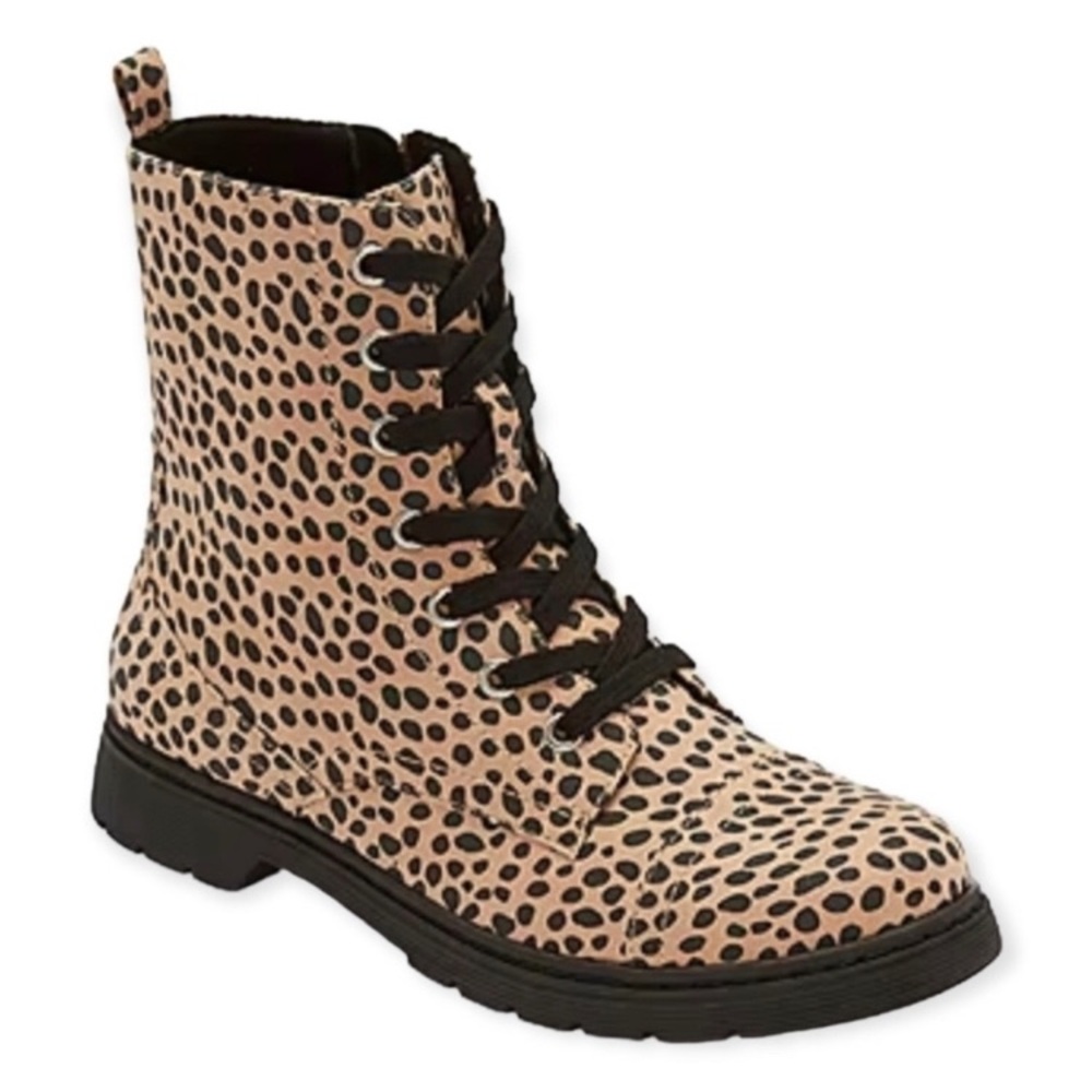 NWT Arizona Queen Combat Boots Animal print, size 7
